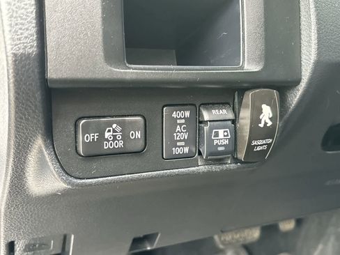 Used 2017 Toyota Tacoma TRD Off-Road w/ Premium & Technology Package image 7