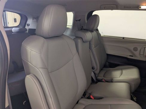 Certified 2022 Toyota Sienna XLE FWD image 28