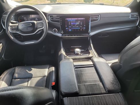 Used 2024 Jeep Wagoneer L Series II w/ Flexible Seating Group RWD image 17