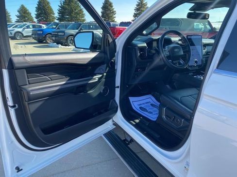 Used 2024 Ford Expedition Platinum image 7