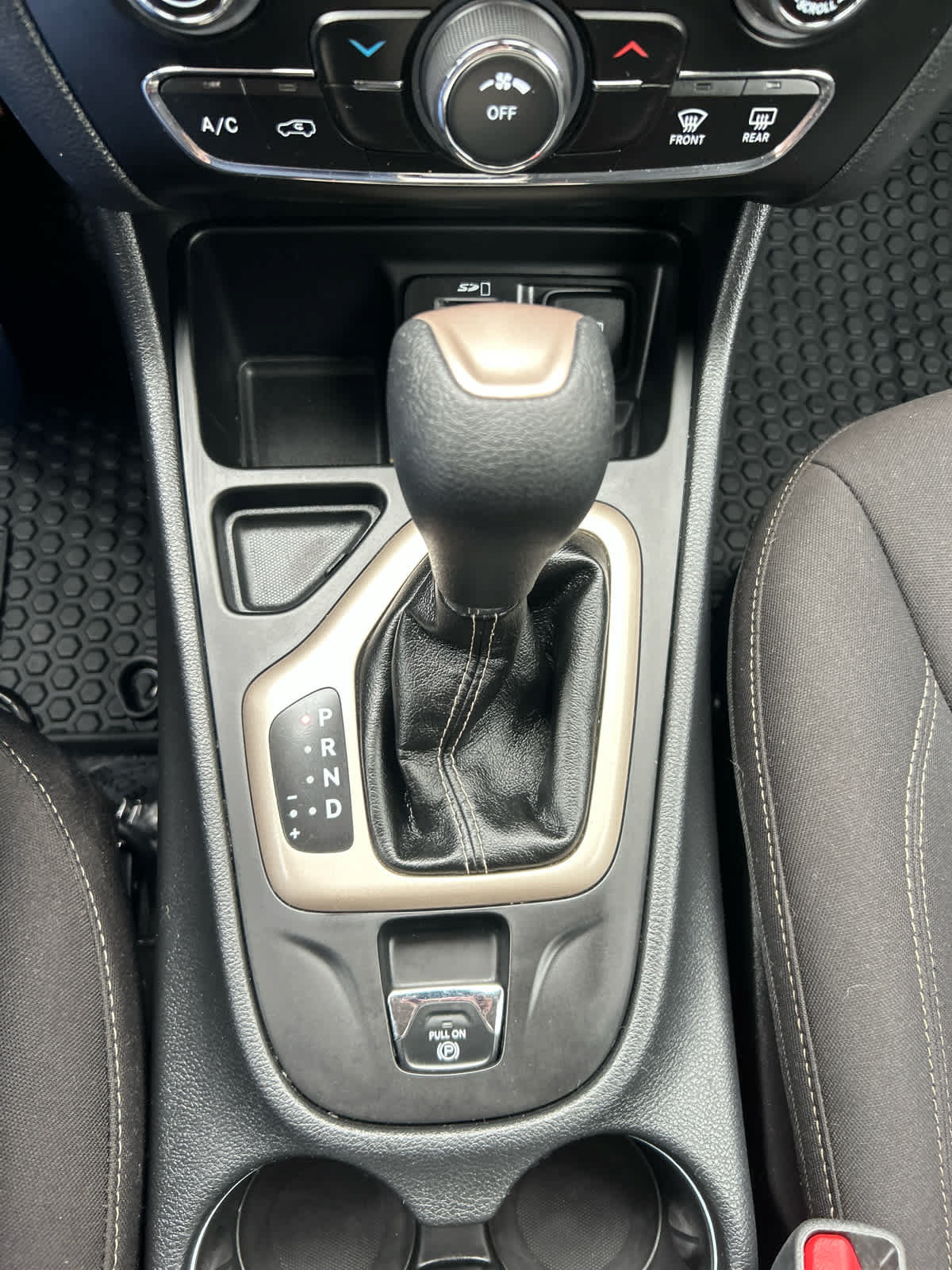 Used 2017 Jeep Cherokee Latitude w/ Cold Weather Group FWD image 19