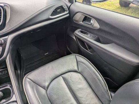 Used 2024 Chrysler Pacifica Limited w/ S Appearance Package FWD image 16