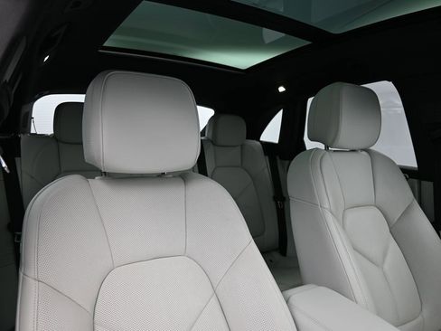 Used 2022 Porsche Macan image 34