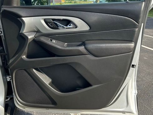 Used 2022 Chevrolet Traverse LT image 9