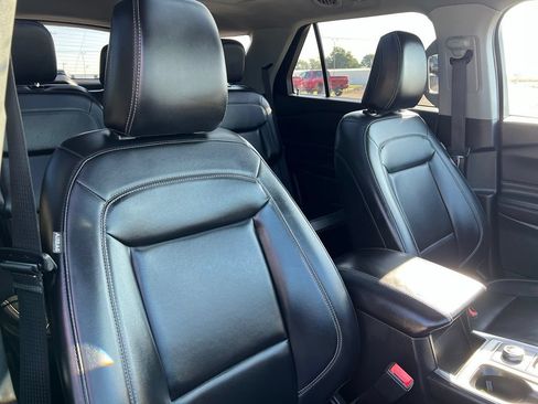 Used 2021 Ford Explorer XLT w/ Equipment Group 202A AWD/4WD image 15