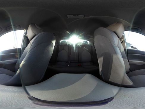 Used 2018 Toyota Camry LE image 42