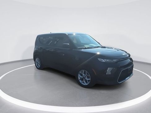Used 2022 Kia Soul LX w/ Technology Package FWD image 2