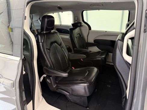 Used 2022 Chrysler Pacifica Touring-L FWD image 26