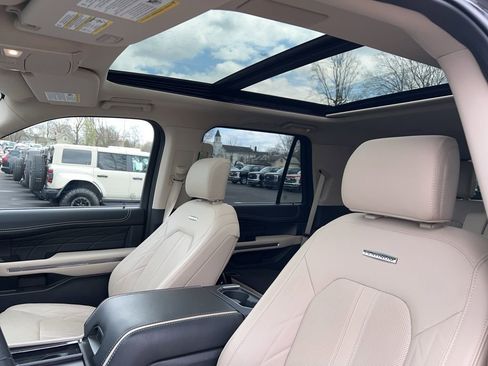 Used 2023 Ford Expedition Platinum image 4