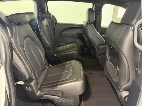 Used 2026 Chrysler Pacifica Select FWD image 24