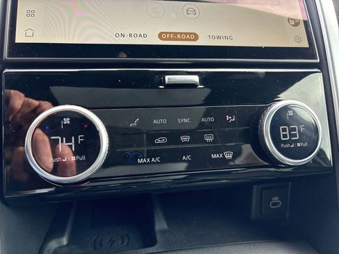 Used 2023 Land Rover Discovery S image 34