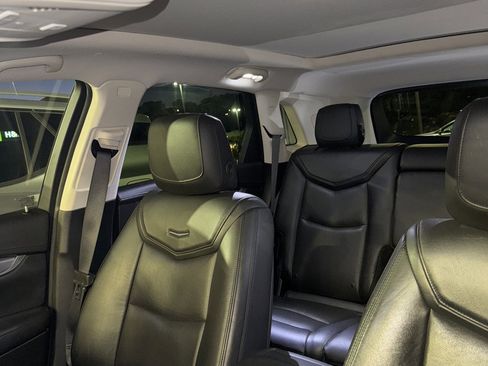 Used 2017 Cadillac XT5 Luxury w/ Driver Awareness Package image 9