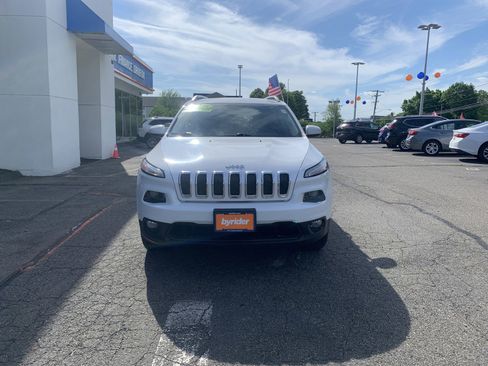 Used 2018 Jeep Cherokee Latitude Plus AWD/4WD image 2