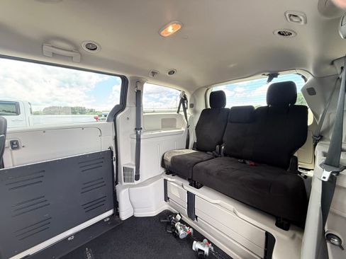 Used 2013 Dodge Grand Caravan SXT FWD image 25