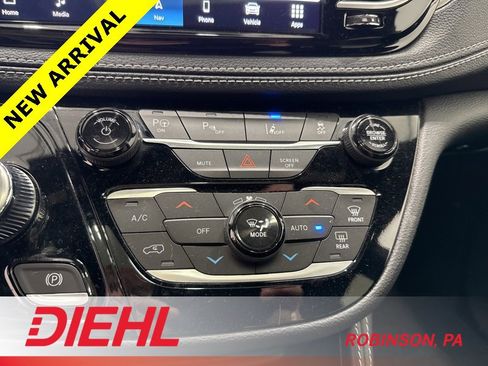 Used 2023 Chrysler Pacifica Limited w/ S Appearance Package image 35