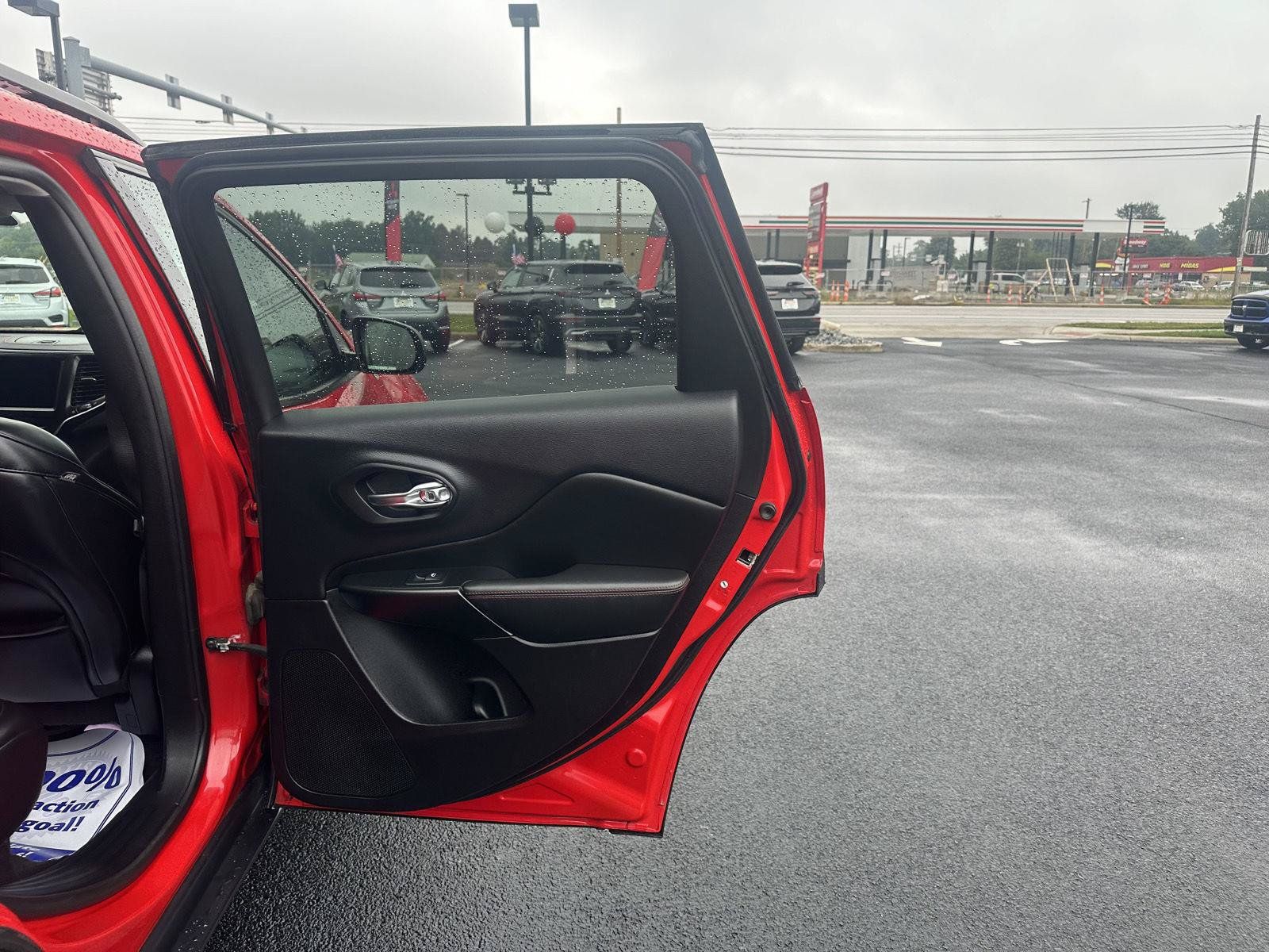 Used 2019 Jeep Cherokee Trailhawk AWD/4WD image 23