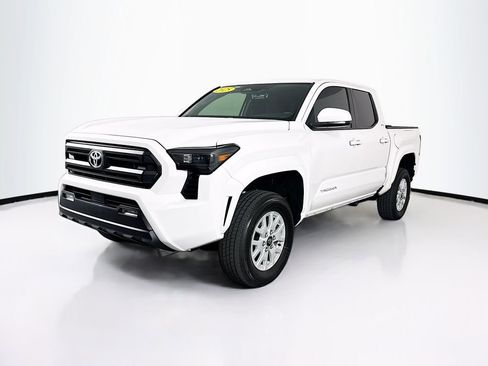Used 2025 Toyota Tacoma SR5 image 3