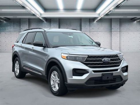 Used 2023 Ford Explorer XLT image 2