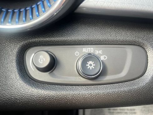 Used 2025 Chevrolet Trax LT w/ LT Convenience Package FWD image 27
