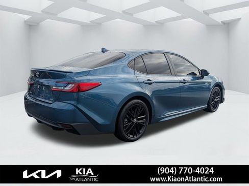 Used 2025 Toyota Camry SE w/ Convenience Package image 3