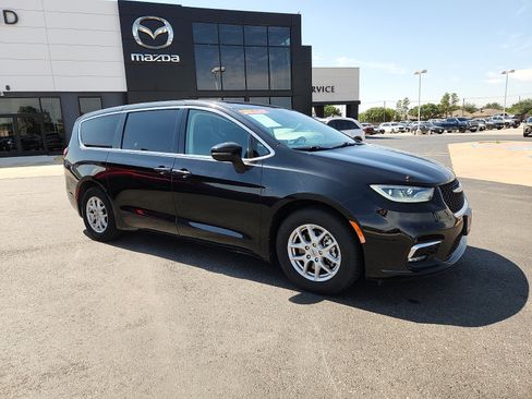 Used 2023 Chrysler Pacifica Touring-L FWD image 8