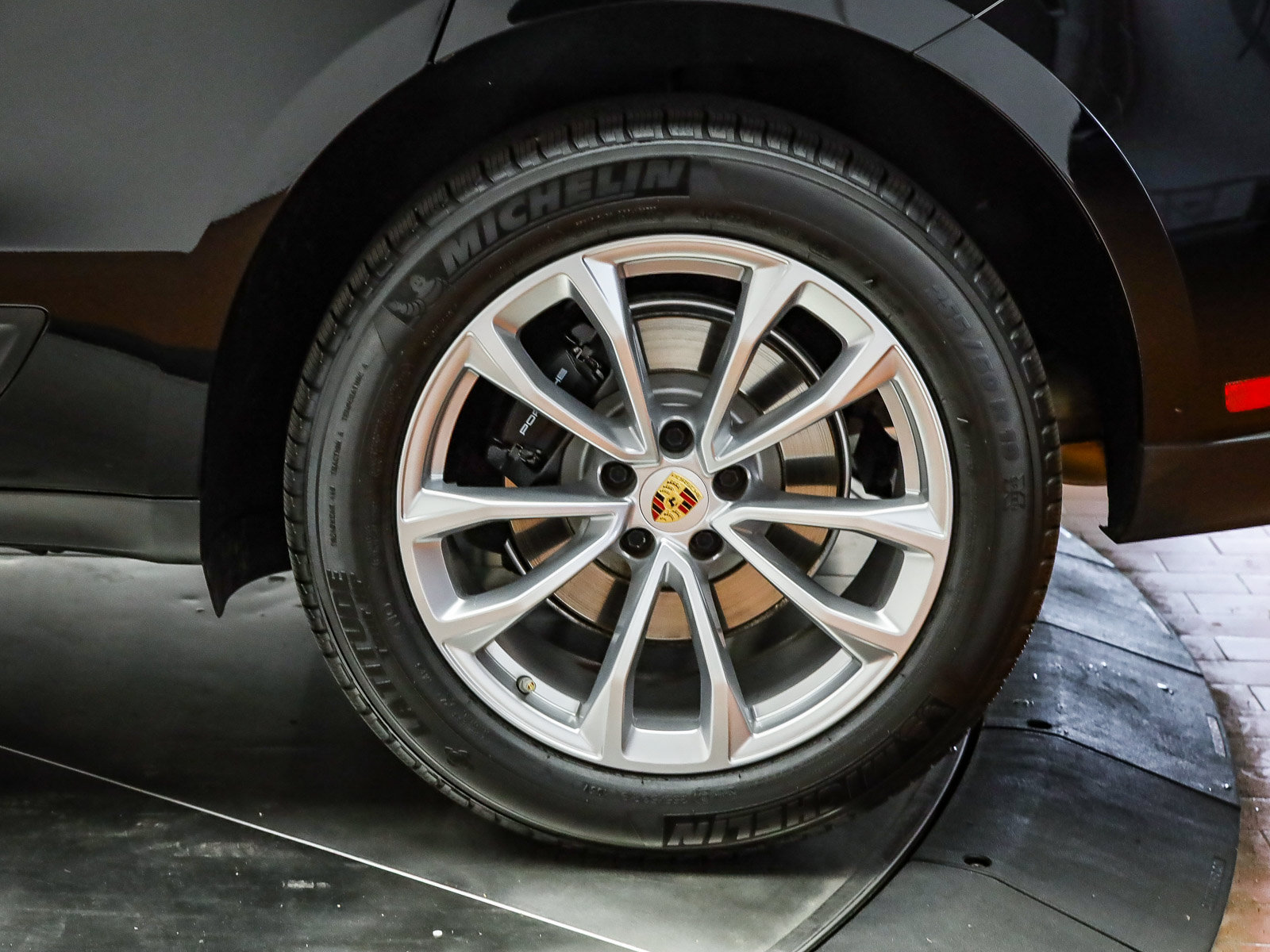 Certified 2026 Porsche Macan AWD/4WD image 9
