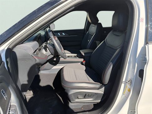 Certified 2025 Ford Explorer ST-Line w/ ST-Line Street Pack image 12