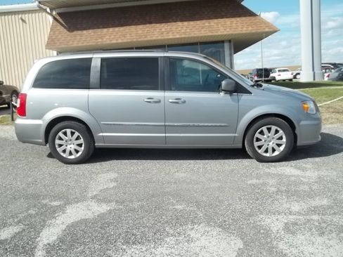 Used 2016 Chrysler Town & Country Touring FWD image 1