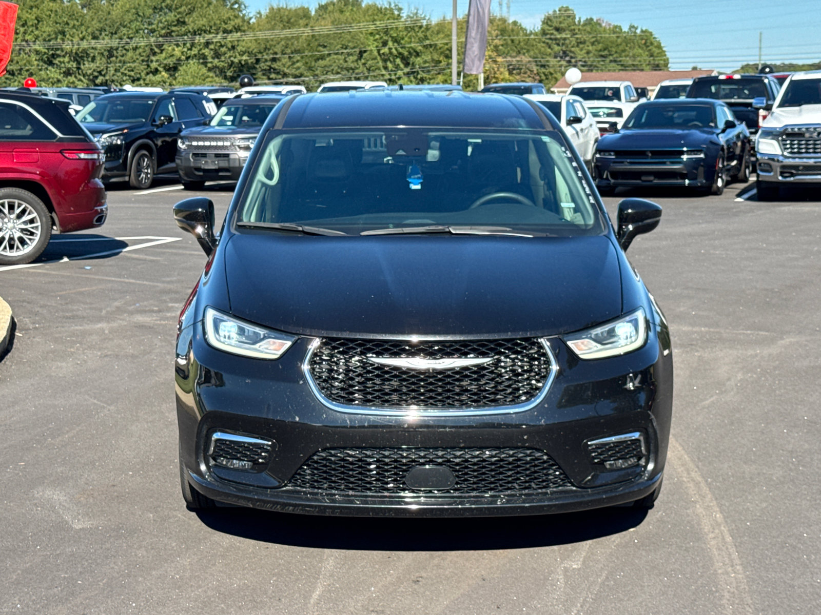 Used 2024 Chrysler Pacifica Touring-L FWD image 2