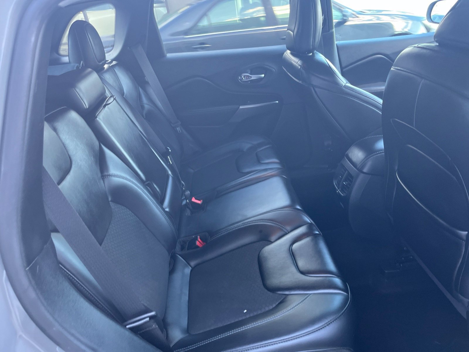 Used 2019 Jeep Cherokee Latitude Plus w/ Cold Weather Group AWD/4WD image 33