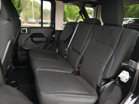 Used 2025 Jeep Wrangler Unlimited Rubicon 4xe w/ Convenience Group AWD/4WD image 32