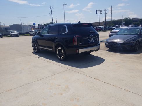Used 2023 Kia Telluride EX w/ EX Captain's Chair Package FWD image 5