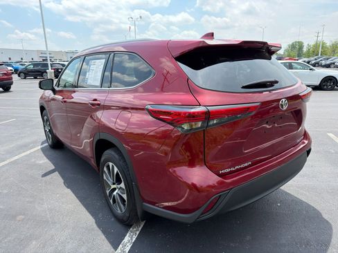 Used 2022 Toyota Highlander XLE AWD/4WD image 6