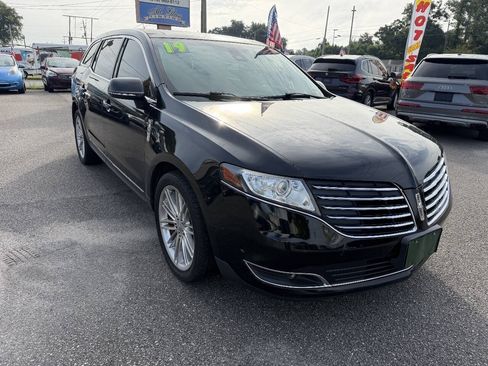 Used 2019 Lincoln MKT AWD image 3