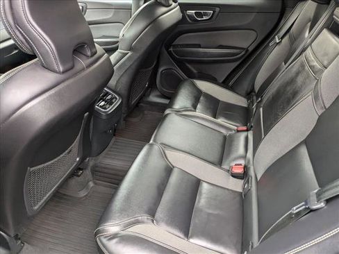 Used 2022 Volvo XC60 B5 R-Design image 17