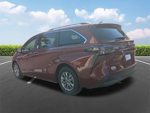 Used 2026 Toyota Sienna XLE FWD image 7