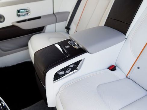 Used 2023 Rolls-Royce Cullinan w/ Cullinan Package image 40