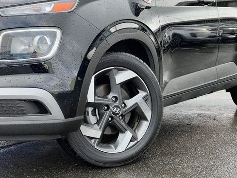 Used 2025 Hyundai Venue SEL FWD image 2