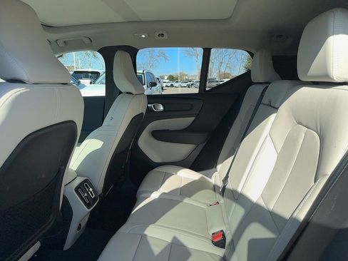 Used 2023 Volvo XC40 B4 Plus image 14