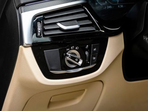 Used 2023 BMW 530e 530e iPerformance w/ M Sport Package image 33