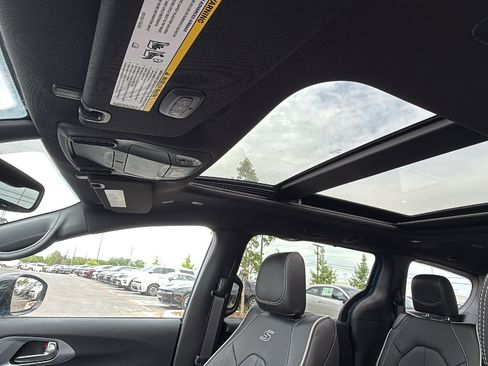 New 2026 Chrysler Pacifica Limited image 12