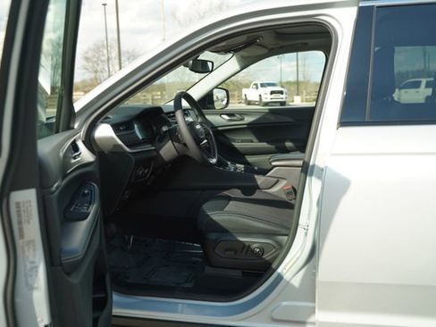 Used 2024 Jeep Grand Cherokee Laredo X image 14