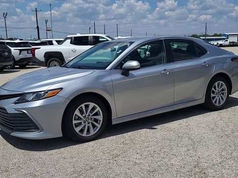 Used 2023 Toyota Camry LE image 4