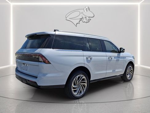 New 2026 Lincoln Navigator Reserve AWD/4WD image 3