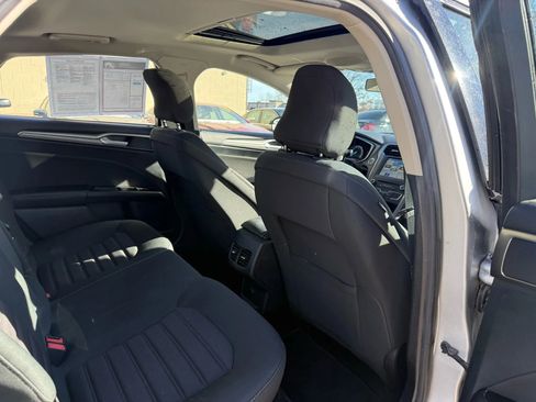 Used 2017 Ford Fusion SE w/ Fusion SE Technology Package image 16