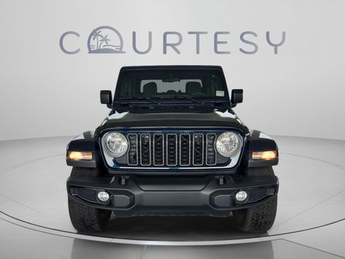 Used 2025 Jeep Gladiator Sport AWD/4WD image 9