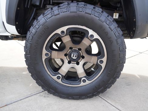 Used 2019 Toyota Tacoma TRD Off-Road image 12