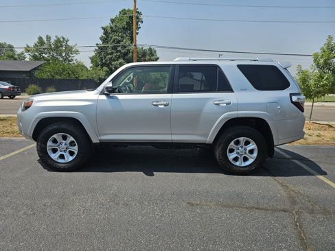 Used 2016 Toyota 4Runner SR5 AWD/4WD image 2