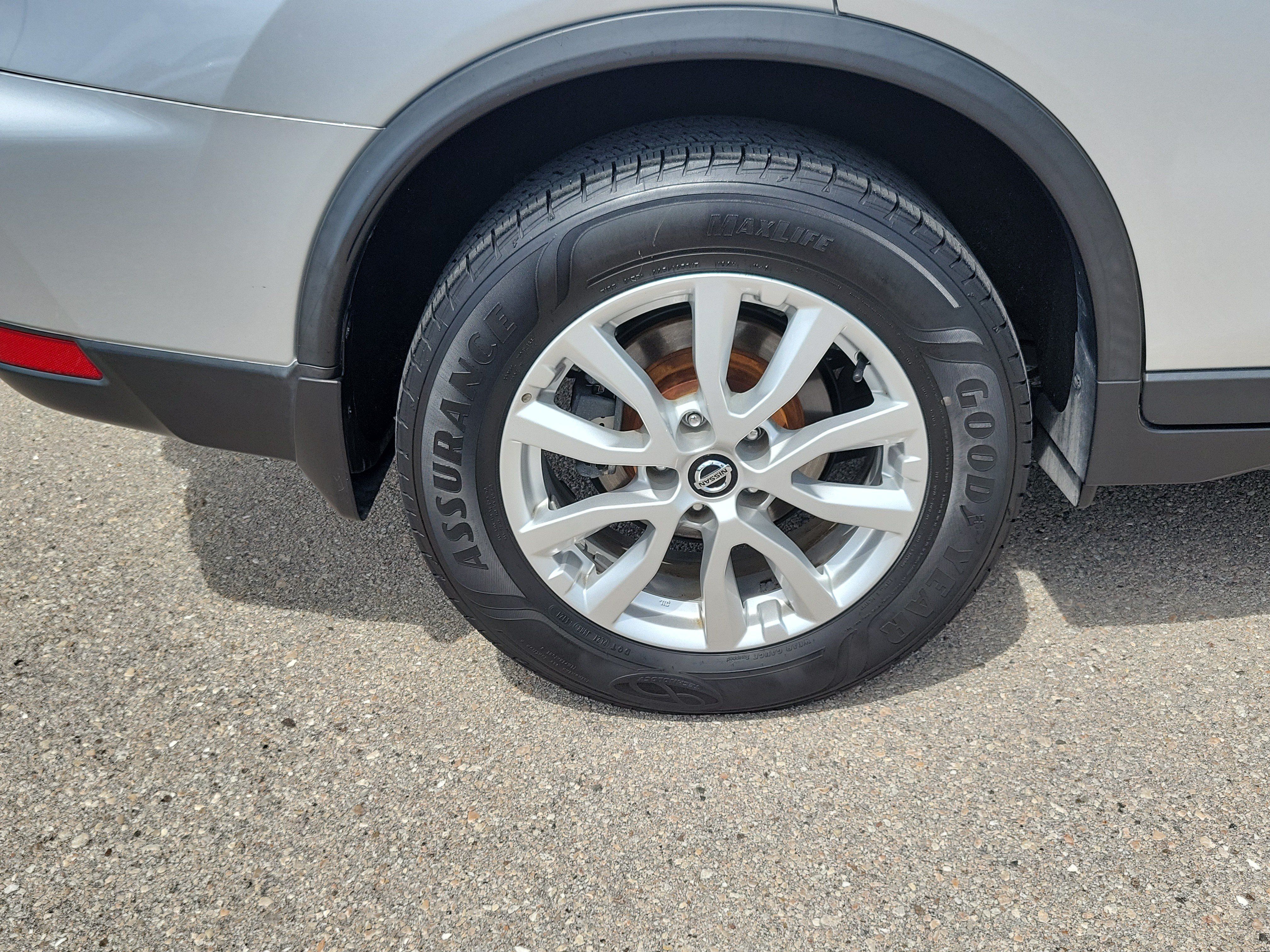 Used 2018 Nissan Rogue SV AWD/4WD image 12