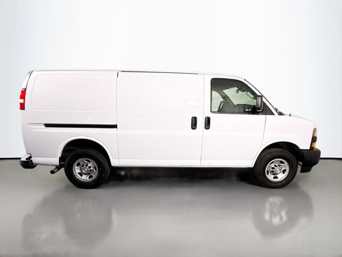 Used 2021 Chevrolet Express 3500 w/ Driver Convenience Package image 11